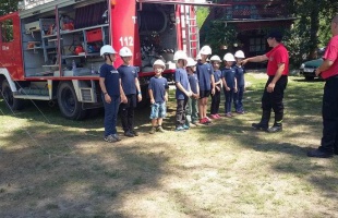 Apróságokat csábított el a tűzoltói hivatás