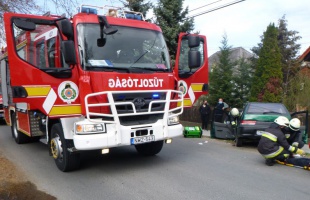 Álló autónak ütközött, majd árokba csapódott egy autó – ketten súlyosan megsérültek