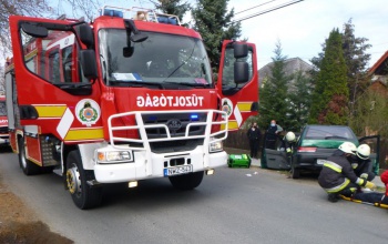 Álló autónak ütközött, majd árokba csapódott egy autó – ketten súlyosan megsérültek