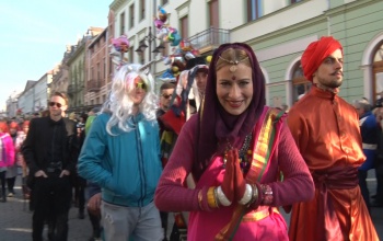 Maskarásokkal telik meg a belváros szombat délután