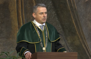 Magyarra cserélték az uniós zászlót a MATE pénteki diplomaosztoján