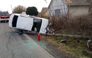 Villanyoszlopot döntött egy autó Szenyéren