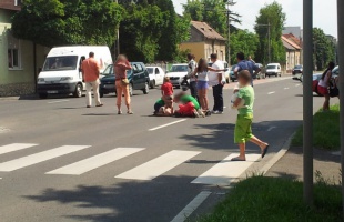 Kisgyereket gázolt a motoros