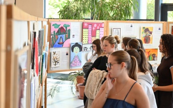 Benned a létra – fogyatékossággal élő alkotók munkáiból nyílt kiállítás a Kaposvári Campuson