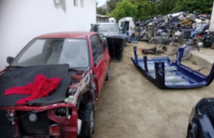 Illegális autóbontó az udvarban