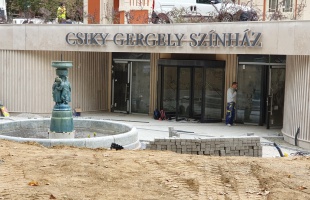 Visszakerült a díszkút a Csiky Gergely Színház elé