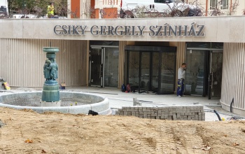Visszakerült a díszkút a Csiky Gergely Színház elé