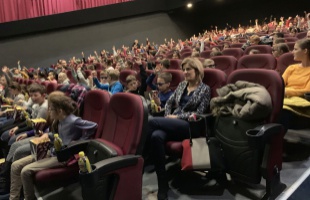 Megtöltötték a Kultik mozitermét a gyerekek