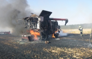 Kombájn, traktor és a búzatábla is égett