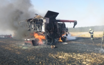 Kombájn, traktor és a búzatábla is égett