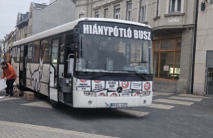 Kaposvárra is begördült a Kétfarkú Kutya Párt Hiánypótló Busza – a jelöltek még tartják a gerincüket