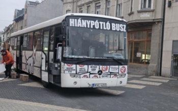 Kaposvárra is begördült a Kétfarkú Kutya Párt Hiánypótló Busza – a jelöltek még tartják a gerincüket