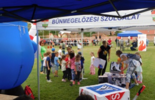 Játékos programokkal várták a kicsiket a rendőrök a civilek napján