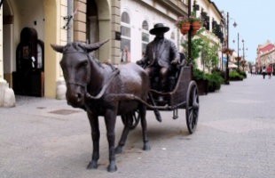 A festő továbbra is a helyzet magaslatán