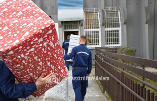 Ismét ajándékokkal kedveskedtek a kaposvári tűzoltók