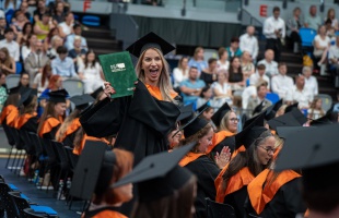 Csaknem 400 hallgató vette át diplomáját
