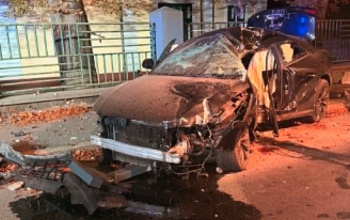 Brutális baleset Kaposváron – egy 20 éves fiú csapódott villanyoszlopnak a Pécsi utcában