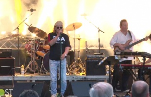 Charlie: ez egy nyári koncert, nyomom a slágereket
