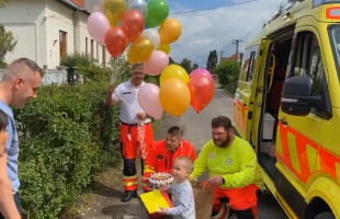 Szirénázó mentőautó érkezett a hároméves Mátéhoz, megköszöntötték a szülinapján