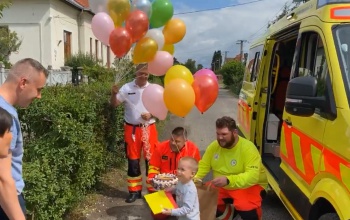 Szirénázó mentőautó érkezett a hároméves Mátéhoz, megköszöntötték a szülinapján