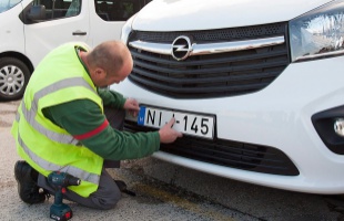 Nem kell majd többet fizetni a hosszabb rendszámokért