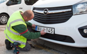 Nem kell majd többet fizetni a hosszabb rendszámokért
