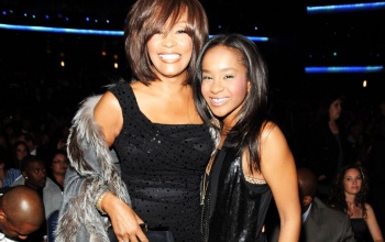 Szerdán lekapcsolják a Whitney Houston lányát életben tartó gépeket
