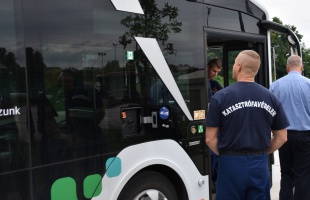 Felkészülés a jövőre: elektromos buszokkal ismerkedtek a kaposvári tűzoltók