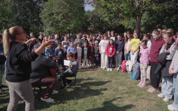 Megható videó: elhunyt munkatársaikért énekeltek a kinizsisek