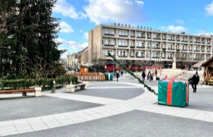 Ajándékdobozokká varázsolták a Zichy tanulói a karácsonyfát stabilizáló tartályokat