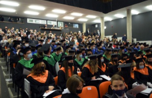 Közel száz friss diplomást köszöntöttek a Kaposvári Campuson
