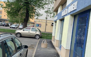 A negyedikről leengedett kosárkában érkezik az élelmiszer