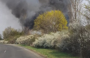 Fekete füst gomolyog a szántódi út mellett Répáspusztánál