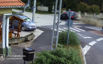 Száznegyvennel repült át a körforgalmon a száguldó autós - fotók