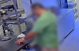 Új állás helyett, a konyhafőnök telefonjával távozott az étteremből