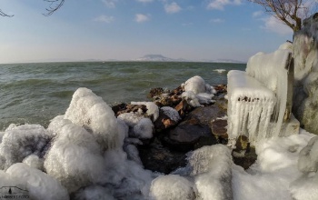 Kevés az esély a sportolásra alkalmas jégre a Balatonon