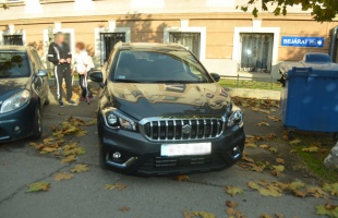 Nekiment a szabályosan parkoló autónak, majd elhajtott