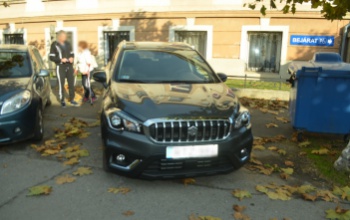 Nekiment a szabályosan parkoló autónak, majd elhajtott