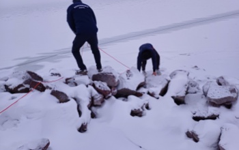Megbírságoltak egy férfit, aki besétált a Balaton jegére