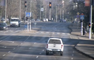 Térfigyelő kamera buktatta le a piroson áthajtó kaposvári autóst