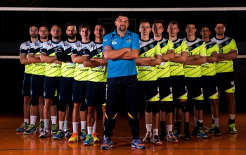 Az első játszik az utolsóval