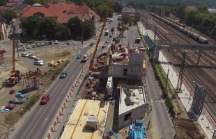 Éjszakánként daruzzák be a 40 tonnás hídelemeket a vasút fölé