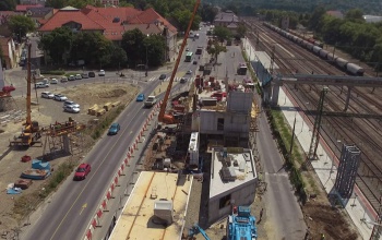 Éjszakánként daruzzák be a 40 tonnás hídelemeket a vasút fölé