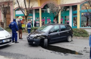 A Dózsa György utcában keresztben állt egy kitört kerekű autó