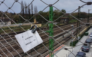 Sz.Viki & B.Ricsi - vegyes megítélése van az Esterházy hídon növekedő random szerelem-lakat kiállításnak