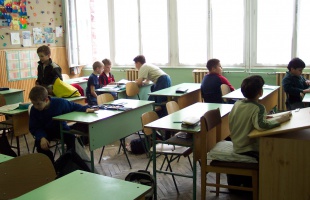 Béren kívüli juttatást kapnak az oktató-nevelő munkát segítők