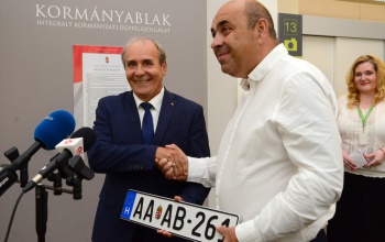 Egy új korszak kezdete: átadták az első újfajta rendszámot Kaposváron