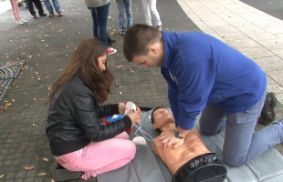 Újraélesztés defibrillátorral a Kossuth téren