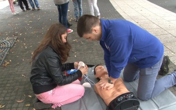 Újraélesztés defibrillátorral a Kossuth téren