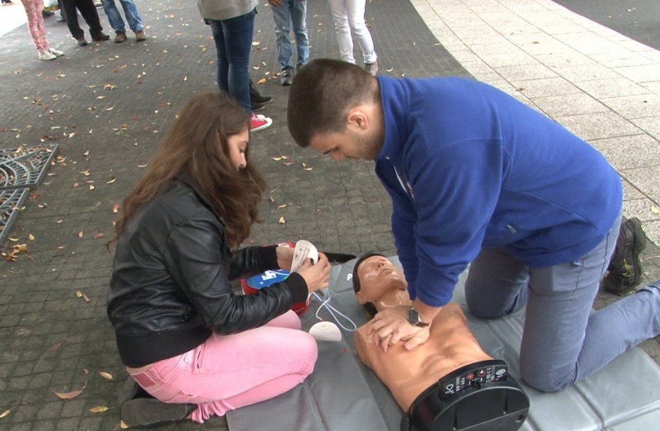 Újraélesztés defibrillátorral a Kossuth téren